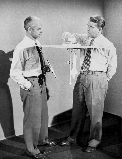 800px-Von_Braun_and_Stuhlinger_discuss_Disney_special