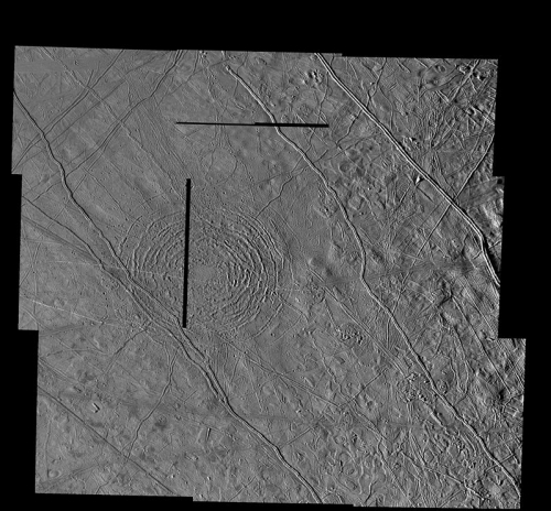 800px-PIA01633_Tyre_impact_structure_Europa