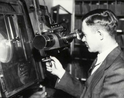 Clyde-Tombaugh-at-the-Blink-Comparator-1935ca